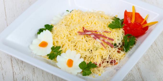Rökt korvssallad med tomater, ägg och ost: ett enkelt recept