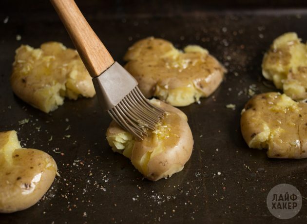 Hur man lagar bakad potatis i ugnen: Pensla allt med vitlökolja