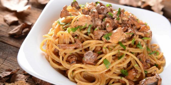 Pasta med kantareller och kyckling i krämig sås