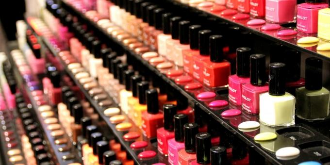 spara på kosmetika: köpa kosmetika