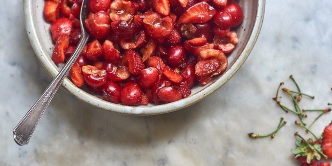 Röd fruktsallad med jordgubbar och körsbär