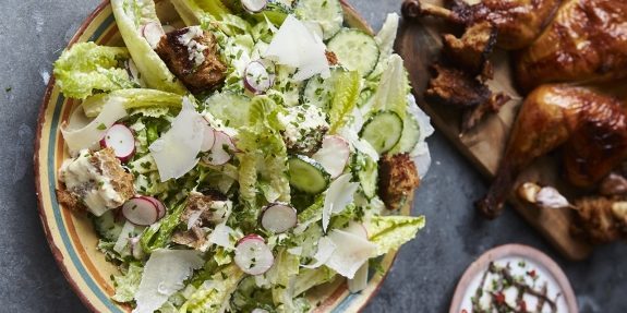 Caesarsallad med kyckling, gurka och rädisor från Jamie Oliver