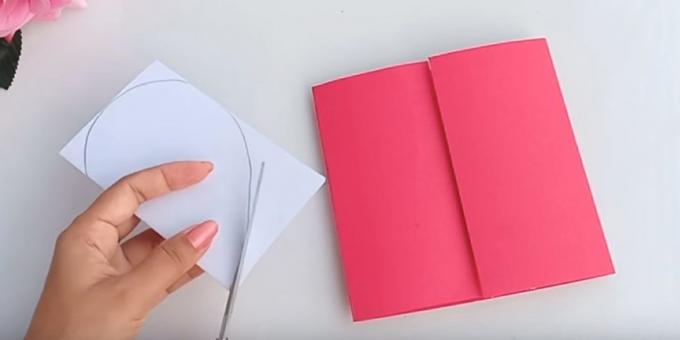 Födelsedagskort med dina egna händer: färg på ena sidan av vitt papper av hjärtat och skär längs konturen