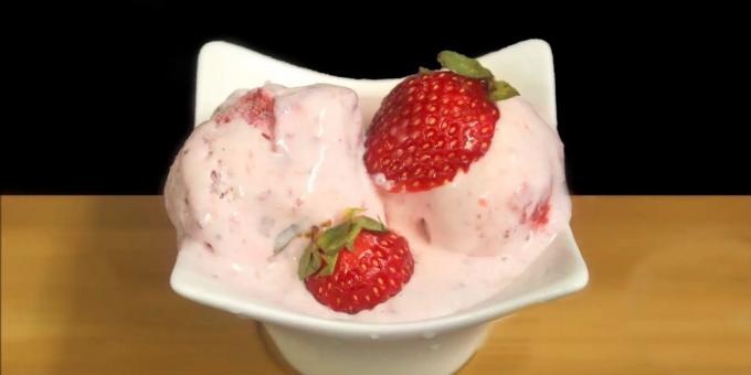 Hur man lagar glass med kondenserad mjölk och jordgubbar
