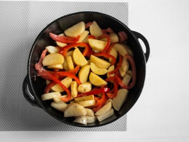Kyckling med grönsaker: tillsätt paprika och potatis