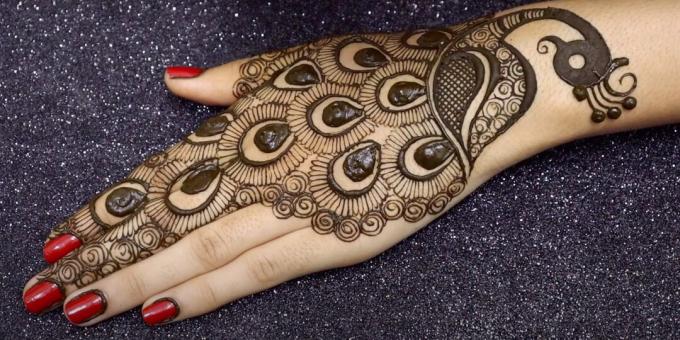 Henna påfågel ritning till hands: skildra en kammare och lägg till ett mönster