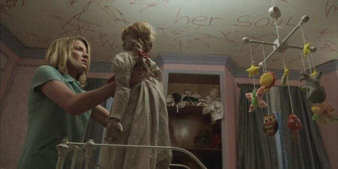 En scen från en skräckfilm om dockor "The Curse of Annabelle"