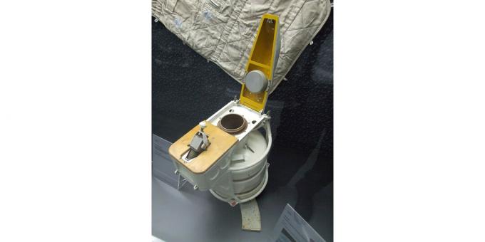 En av toaletterna på Mir orbitalstationen