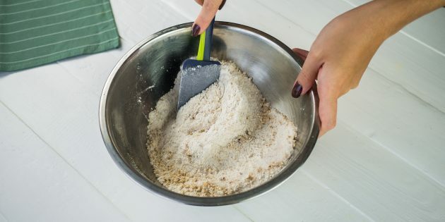 Päron- och valnötpaj: rör om torra ingredienser tills de är jämna