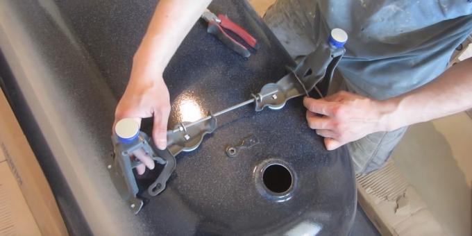 Installera badet: hur man monterar stålbadet fötter
