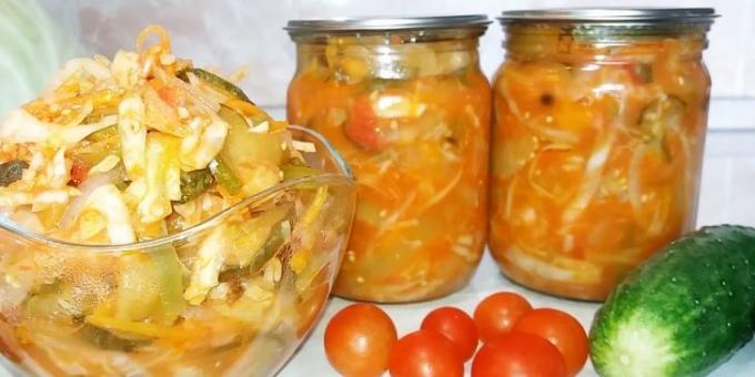 Sallader av kål för vintern: kålsallad med gurka, aubergine, paprika och tomater