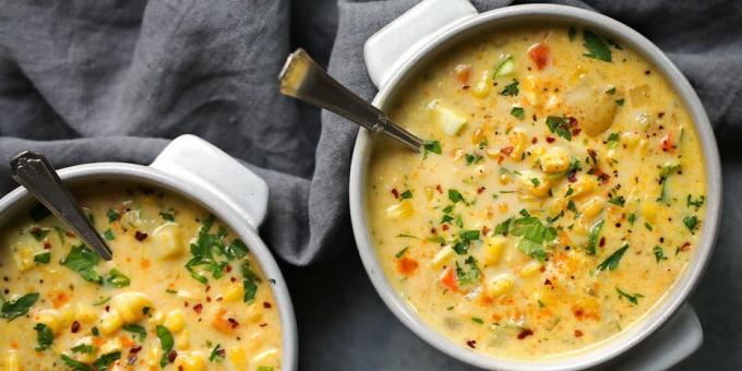 En tjock soppa av zucchini med majs och grädde