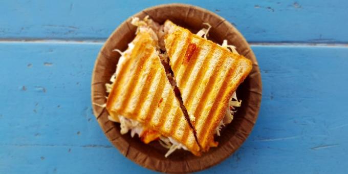 ost: Varm smörgås med kalkon, ost och ruccola