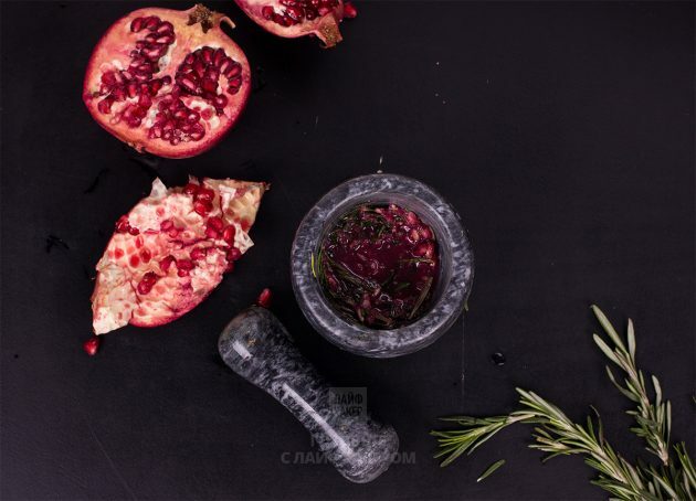 Granatäpplekocktail med champagne och rosmarin: slipa granatäpple och rosmarin separat