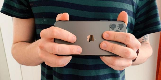 iPhone Pro 11: fingret på kameran