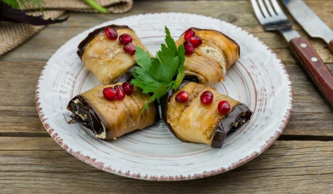 Aubergine rullar med valnötter, vitlök och örter