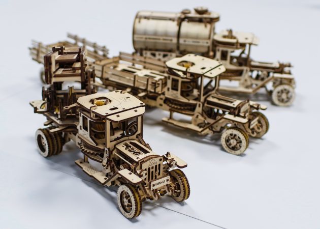 Översikt UGEARS designer: trä lastbil som går utan batterier