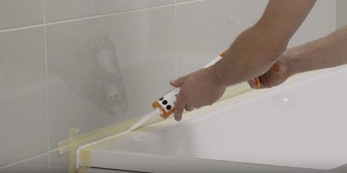 Installera badet med händerna: Ordna sömmen sidan av konturen