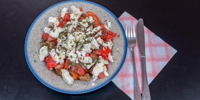 Dakos - Grekisk sallad med krutonger, tomater och fetaost