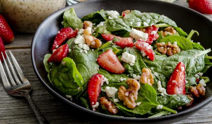 Sallad med jordgubbar, spenat, nötter och fetaost