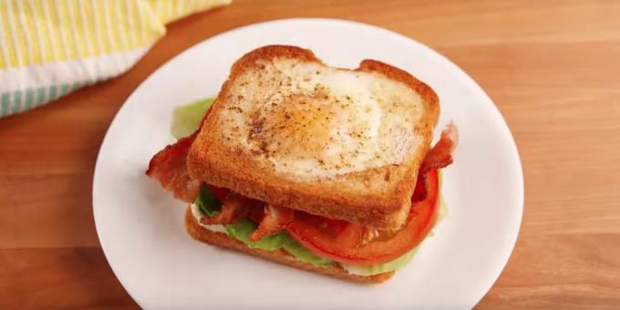 Recept smörgås med stekt bröd, bacon och tomat