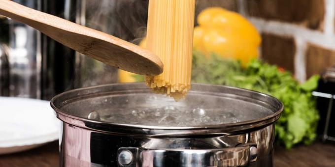 Varför behöver inte hälla vatten från pastan: små hemliga kockar
