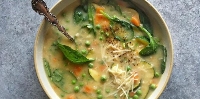 grönsakssoppor: soppa med zucchini, spenat, bönor och vitt vin