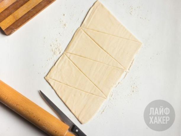 puffring med skinka och ost: rulla ut och skär till smördeg