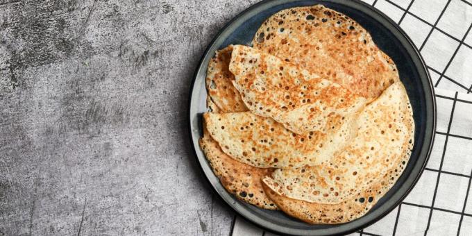 Genombrutna pannkakor på kefir