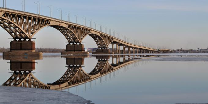 Sevärdheter i Saratov: bron över Volga