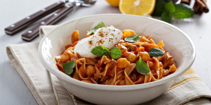 Pasta med kikärter i tomatsås