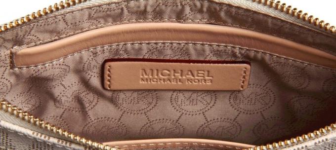 Original och falska handväskor Michael Kors: bokstäverna i logotypen ska placeras exakt