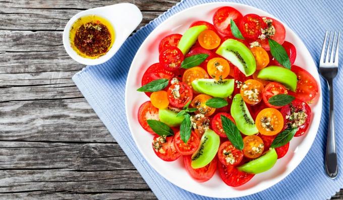 Sallad med kiwi, tomater och myntadressing