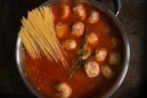 Spagetti med köttbullar och tomatsås