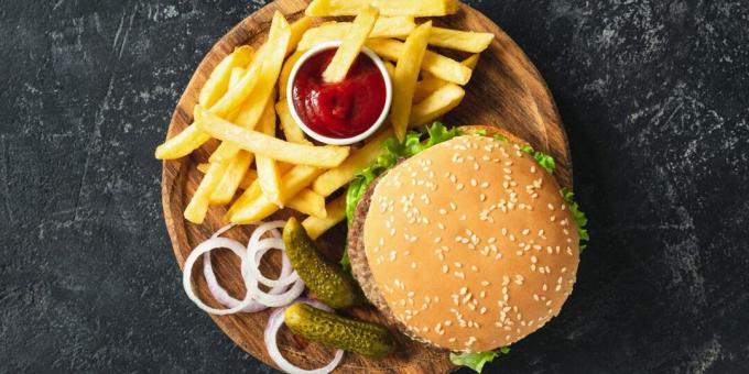 Hamburgare med lammkotlett, grön sås och peppar