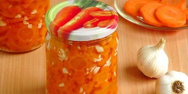 Hur man förbereder för vintern morötter: Marinerade morötter med vitlök