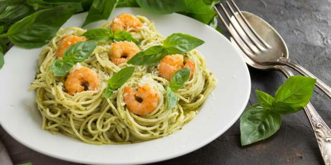 Pasta med räkor och pesto