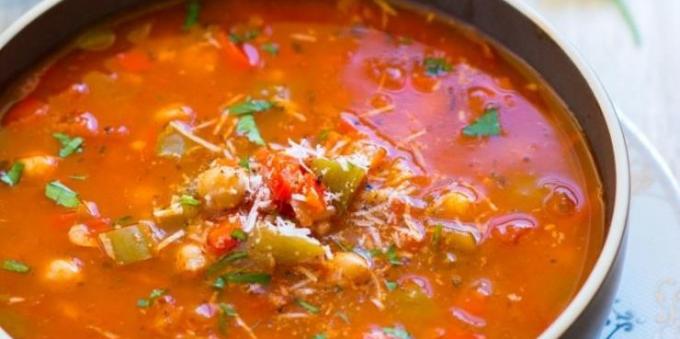 grönsakssoppor: soppa med paprika, tomater, kikärtor och ris