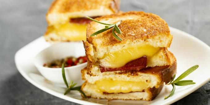 Varma smörgåsar med korv och ost
