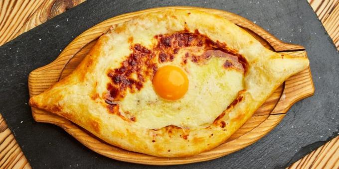 Hur man lagar khachapuri i Adzjarien på smördeg