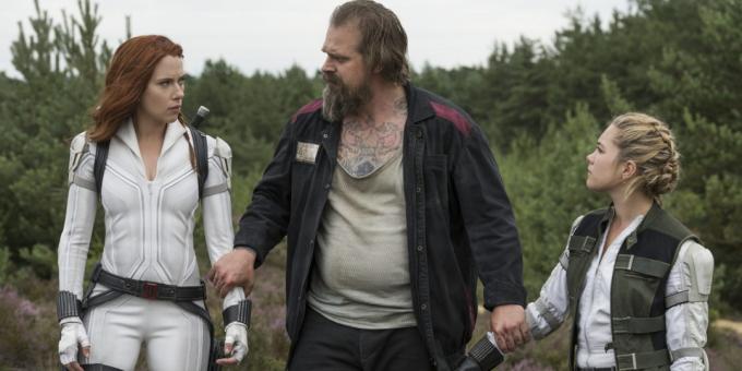 Scarlett Johansson, David Harbour och Florence Pugh i Black Widow