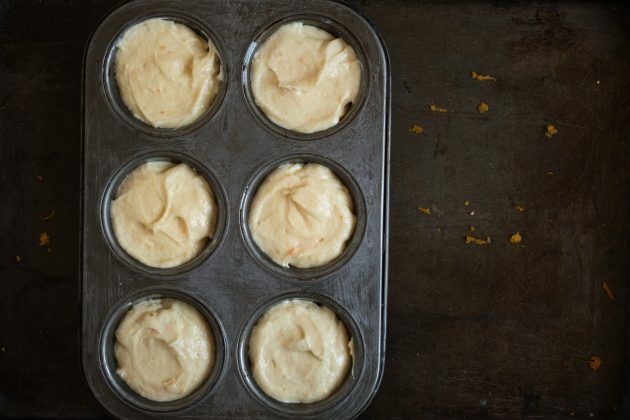 Hur man gör mandarinmuffins: fördela degen i burkar