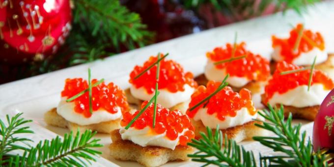 Smörgåsar med röd kaviar och färskost