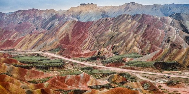 Asian territorium lockar medvetet turister: färgade kullar Zhangye Danxia National Geological Park, Kina