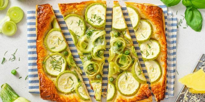 Smördegspaj med zucchini och purjolök