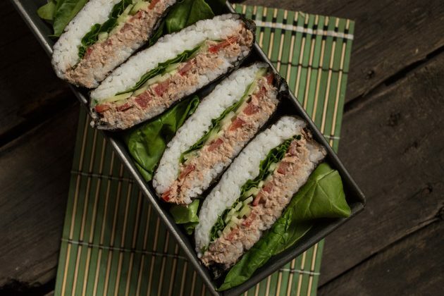 Den klassiska onigirazu-sushi-smörgåsen kan serveras med eller utan sojasås