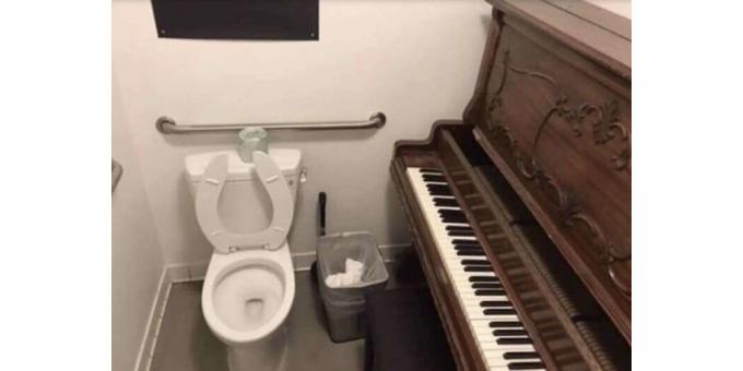 piano i toaletten