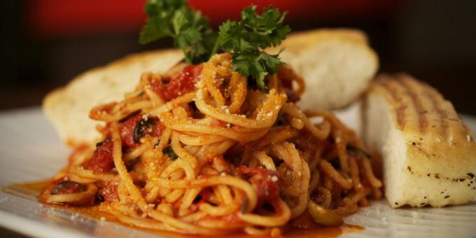 Snacks i hast: pasta med tomater