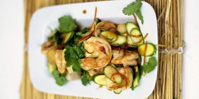 Sallad med stekt räkor och zucchini