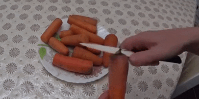 Hur man lagrar morötter i kylskåpet: Skär morötterna i de torra ändarna av båda sidor